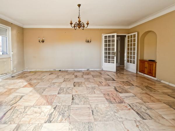 Appartement 5P en Duplex dans une maison, jardin, 3 parkings. A rénover.