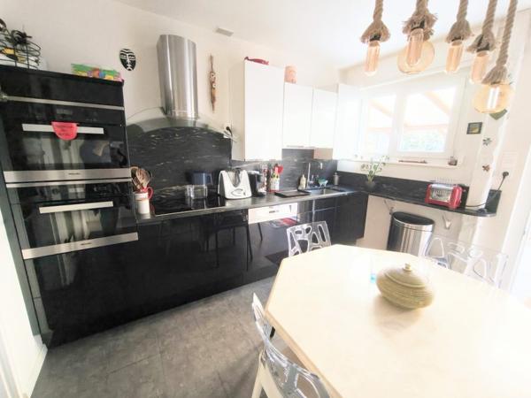 À vendre - Maison individuelle, 10 pièces située à Pontarlier (25300)