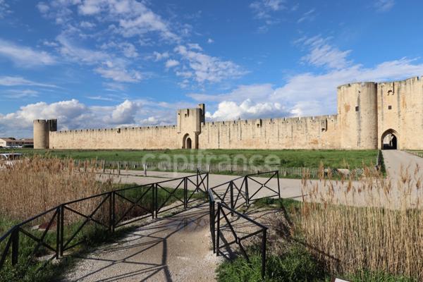 GARD (30) AIGUES−MORTES(30220) à vendre fonds de commerce Hôtel bureau 30 chambres et 70 couchages 1200 m2.