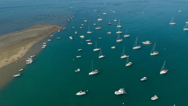 GARD (30) AIGUES−MORTES(30220) à vendre fonds de commerce Hôtel bureau 30 chambres et 70 couchages 1200 m2.