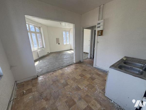 cambrai. immeuble locatif composé de trois appartements