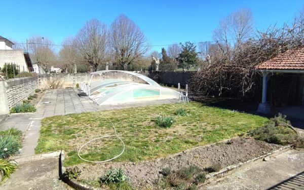 Maison à vendre    8 pièces •  Vic-en-Bigorre