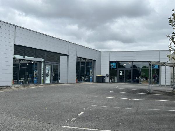 A LOUER , Local commercial de 400 m² LAVAL , Laval A LOUER , Local commercial de 400 m² LAVAL , Laval
