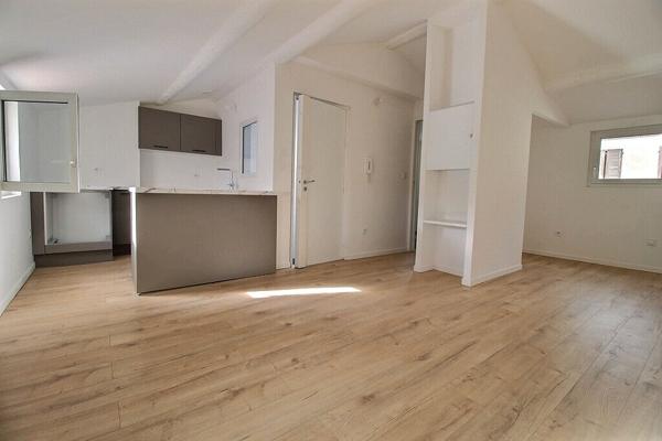 MARSEILLE 6- SECTEUR LODI - T1 RENOVE TRAVERSANT COMTEMPORAIN - AU CALME - LUMINEUX - DERNIER ETAGE -