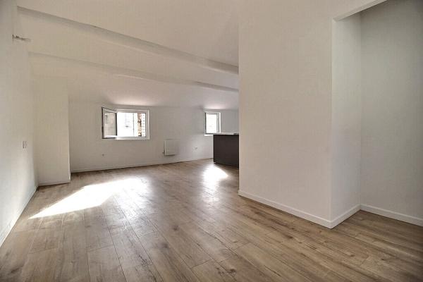 MARSEILLE 6- SECTEUR LODI - T1 RENOVE TRAVERSANT COMTEMPORAIN - AU CALME - LUMINEUX - DERNIER ETAGE -