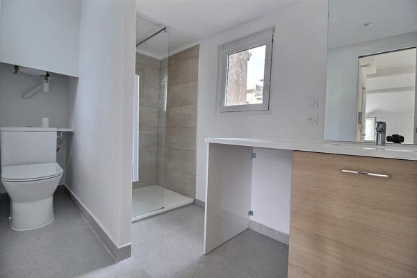 MARSEILLE 6- SECTEUR LODI - T1 RENOVE TRAVERSANT COMTEMPORAIN - AU CALME - LUMINEUX - DERNIER ETAGE -