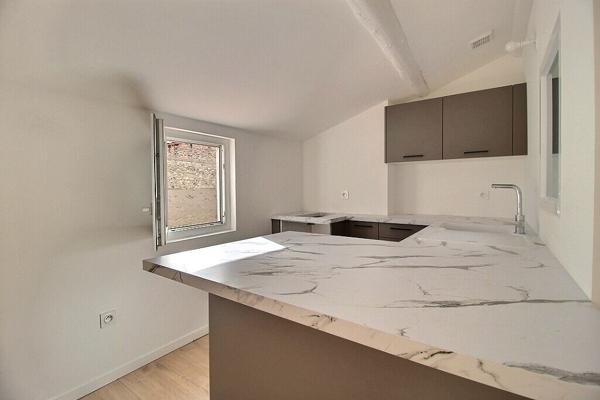 MARSEILLE 6- SECTEUR LODI - T1 RENOVE TRAVERSANT COMTEMPORAIN - AU CALME - LUMINEUX - DERNIER ETAGE -