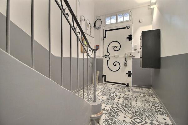 MARSEILLE 6- SECTEUR LODI - T1 RENOVE TRAVERSANT COMTEMPORAIN - AU CALME - LUMINEUX - DERNIER ETAGE -