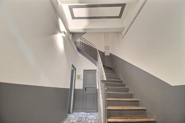 MARSEILLE 6- SECTEUR LODI - T1 RENOVE TRAVERSANT COMTEMPORAIN - AU CALME - LUMINEUX - DERNIER ETAGE -