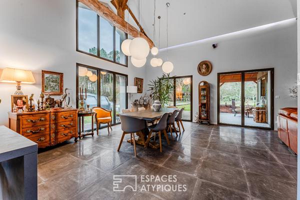 Maison entre architecture de verre et pinède