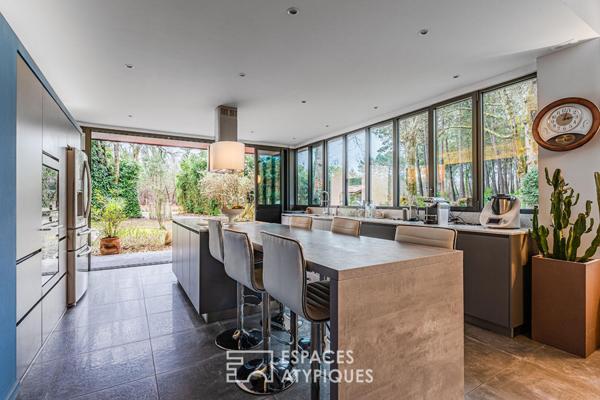 Maison entre architecture de verre et pinède