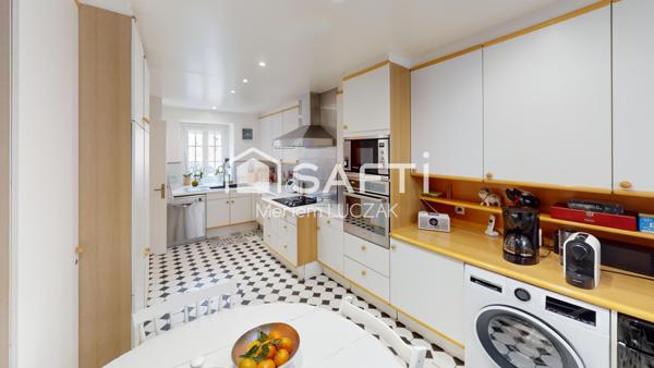 Ambiance chaleureuse dans cette maison familial, dans un secteur calme et recherché à 5 minutes du centre ville ,à decouvrir sans tarder!