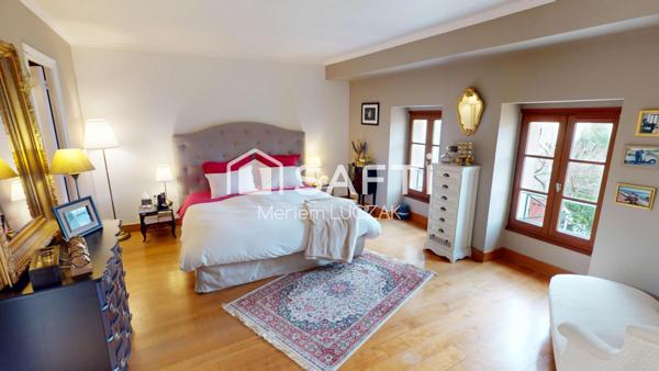 Ambiance chaleureuse dans cette maison familial, dans un secteur calme et recherché à 5 minutes du centre ville ,à decouvrir sans tarder!