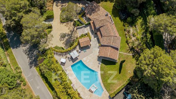 MOUGINS DOMAINE SECURISE : VILLA FAMILIALE 7 CHAMBRES