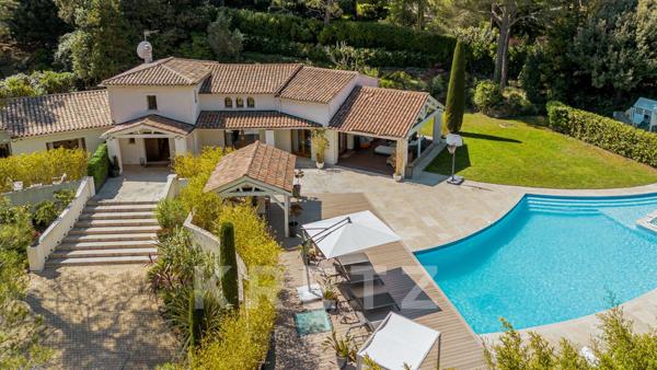 MOUGINS DOMAINE SECURISE : VILLA FAMILIALE 7 CHAMBRES