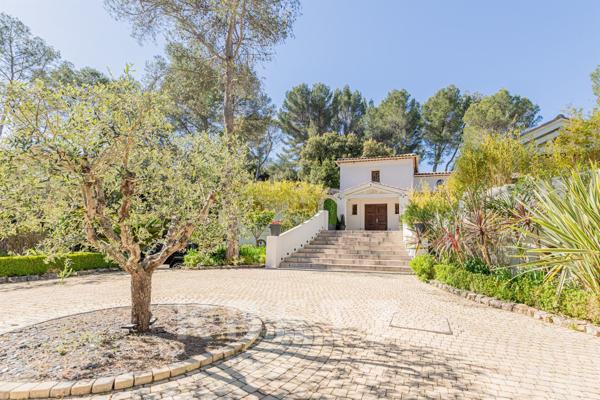 MOUGINS DOMAINE SECURISE : VILLA FAMILIALE 7 CHAMBRES