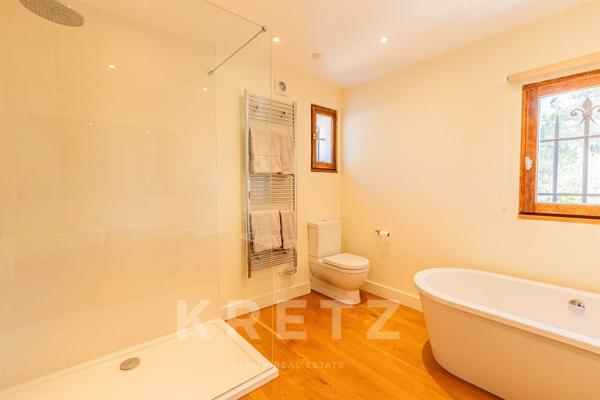MOUGINS DOMAINE SECURISE : VILLA FAMILIALE 7 CHAMBRES