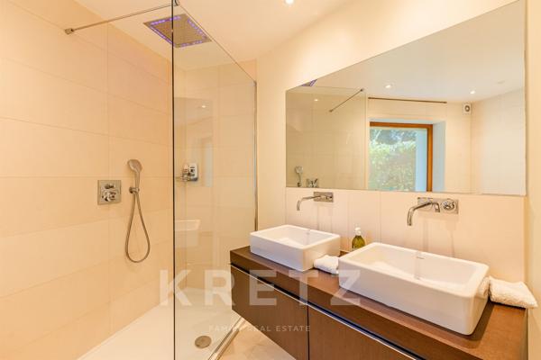 MOUGINS DOMAINE SECURISE : VILLA FAMILIALE 7 CHAMBRES