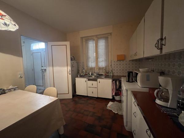 Ensemble immobilier de deux maisons de ville avec commerce !