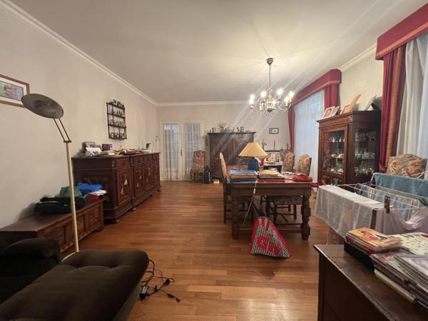 Ensemble immobilier de deux maisons de ville avec commerce !