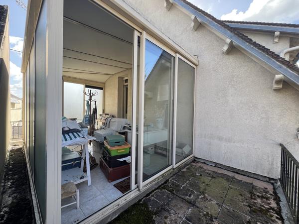 Ensemble immobilier de deux maisons de ville avec commerce !