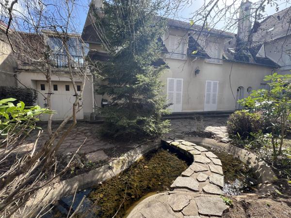 Ensemble immobilier de deux maisons de ville avec commerce !