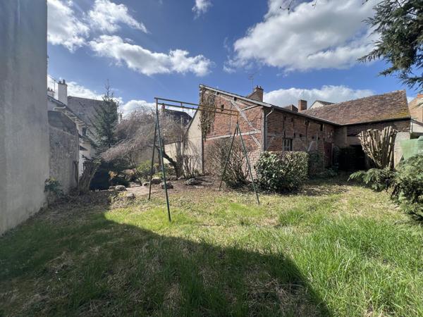 Ensemble immobilier de deux maisons de ville avec commerce !