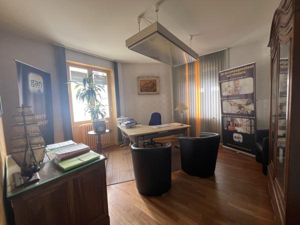 Ensemble immobilier de deux maisons de ville avec commerce !