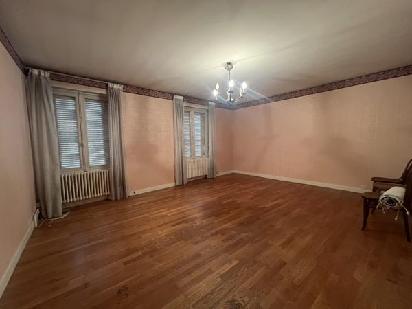 Ensemble immobilier de deux maisons de ville avec commerce !
