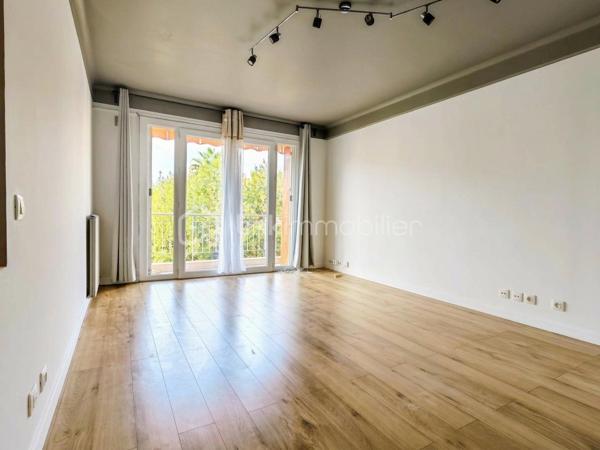 Co-exclusivité.
Au 3ᵉ étage avec ascenseur d'une copropriété de la Rue François Blanc à Vallauris, découvrez ce T3 de 61 m² traversant et particulièrement lumineux grâce à son exposition Sud-Ouest.

L'appartement comprend une entrée avec de grands placards intégrés, une pièce de vie ouvrant sur un balcon filant  offrant une vue dégagée, ainsi qu'une cuisine indépendante entièrement aménagée. 
Le coin nuit propose deux chambres, une salle de bain et un WC séparé.

Côté annexes et prestations, le bien dispose d'un vrai garage fermé en sous-sol et d'une cave. L'ensemble est équipé de fenêtres en double vitrage et d'un chauffage individuel au gaz.

L'appartement nécessite simplement quelques travaux de rafraîchissement pour être remis à votre goût.