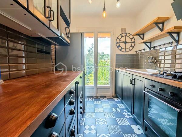 Co-exclusivité.
Au 3ᵉ étage avec ascenseur d'une copropriété de la Rue François Blanc à Vallauris, découvrez ce T3 de 61 m² traversant et particulièrement lumineux grâce à son exposition Sud-Ouest.

L'appartement comprend une entrée avec de grands placards intégrés, une pièce de vie ouvrant sur un balcon filant  offrant une vue dégagée, ainsi qu'une cuisine indépendante entièrement aménagée. 
Le coin nuit propose deux chambres, une salle de bain et un WC séparé.

Côté annexes et prestations, le bien dispose d'un vrai garage fermé en sous-sol et d'une cave. L'ensemble est équipé de fenêtres en double vitrage et d'un chauffage individuel au gaz.

L'appartement nécessite simplement quelques travaux de rafraîchissement pour être remis à votre goût.