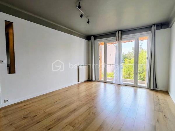 Co-exclusivité.
Au 3ᵉ étage avec ascenseur d'une copropriété de la Rue François Blanc à Vallauris, découvrez ce T3 de 61 m² traversant et particulièrement lumineux grâce à son exposition Sud-Ouest.

L'appartement comprend une entrée avec de grands placards intégrés, une pièce de vie ouvrant sur un balcon filant  offrant une vue dégagée, ainsi qu'une cuisine indépendante entièrement aménagée. 
Le coin nuit propose deux chambres, une salle de bain et un WC séparé.

Côté annexes et prestations, le bien dispose d'un vrai garage fermé en sous-sol et d'une cave. L'ensemble est équipé de fenêtres en double vitrage et d'un chauffage individuel au gaz.

L'appartement nécessite simplement quelques travaux de rafraîchissement pour être remis à votre goût.