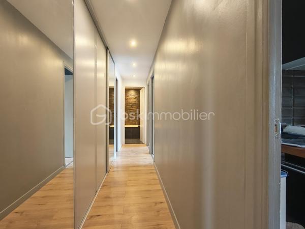 Co-exclusivité.
Au 3ᵉ étage avec ascenseur d'une copropriété de la Rue François Blanc à Vallauris, découvrez ce T3 de 61 m² traversant et particulièrement lumineux grâce à son exposition Sud-Ouest.

L'appartement comprend une entrée avec de grands placards intégrés, une pièce de vie ouvrant sur un balcon filant  offrant une vue dégagée, ainsi qu'une cuisine indépendante entièrement aménagée. 
Le coin nuit propose deux chambres, une salle de bain et un WC séparé.

Côté annexes et prestations, le bien dispose d'un vrai garage fermé en sous-sol et d'une cave. L'ensemble est équipé de fenêtres en double vitrage et d'un chauffage individuel au gaz.

L'appartement nécessite simplement quelques travaux de rafraîchissement pour être remis à votre goût.