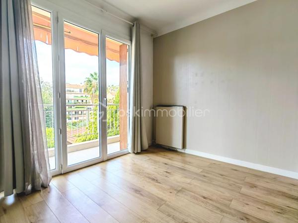 Co-exclusivité.
Au 3ᵉ étage avec ascenseur d'une copropriété de la Rue François Blanc à Vallauris, découvrez ce T3 de 61 m² traversant et particulièrement lumineux grâce à son exposition Sud-Ouest.

L'appartement comprend une entrée avec de grands placards intégrés, une pièce de vie ouvrant sur un balcon filant  offrant une vue dégagée, ainsi qu'une cuisine indépendante entièrement aménagée. 
Le coin nuit propose deux chambres, une salle de bain et un WC séparé.

Côté annexes et prestations, le bien dispose d'un vrai garage fermé en sous-sol et d'une cave. L'ensemble est équipé de fenêtres en double vitrage et d'un chauffage individuel au gaz.

L'appartement nécessite simplement quelques travaux de rafraîchissement pour être remis à votre goût.