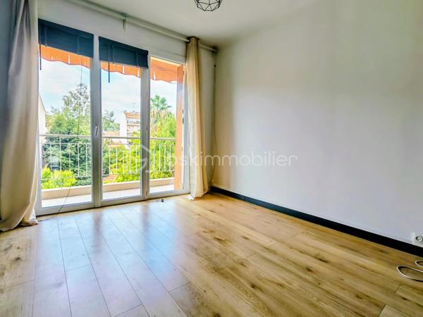 Co-exclusivité.
Au 3ᵉ étage avec ascenseur d'une copropriété de la Rue François Blanc à Vallauris, découvrez ce T3 de 61 m² traversant et particulièrement lumineux grâce à son exposition Sud-Ouest.

L'appartement comprend une entrée avec de grands placards intégrés, une pièce de vie ouvrant sur un balcon filant  offrant une vue dégagée, ainsi qu'une cuisine indépendante entièrement aménagée. 
Le coin nuit propose deux chambres, une salle de bain et un WC séparé.

Côté annexes et prestations, le bien dispose d'un vrai garage fermé en sous-sol et d'une cave. L'ensemble est équipé de fenêtres en double vitrage et d'un chauffage individuel au gaz.

L'appartement nécessite simplement quelques travaux de rafraîchissement pour être remis à votre goût.