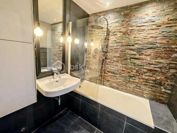 Co-exclusivité.
Au 3ᵉ étage avec ascenseur d'une copropriété de la Rue François Blanc à Vallauris, découvrez ce T3 de 61 m² traversant et particulièrement lumineux grâce à son exposition Sud-Ouest.

L'appartement comprend une entrée avec de grands placards intégrés, une pièce de vie ouvrant sur un balcon filant  offrant une vue dégagée, ainsi qu'une cuisine indépendante entièrement aménagée. 
Le coin nuit propose deux chambres, une salle de bain et un WC séparé.

Côté annexes et prestations, le bien dispose d'un vrai garage fermé en sous-sol et d'une cave. L'ensemble est équipé de fenêtres en double vitrage et d'un chauffage individuel au gaz.

L'appartement nécessite simplement quelques travaux de rafraîchissement pour être remis à votre goût.