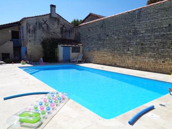 Charmant appartement de caractère d'une chambre avec piscine commune enterrée