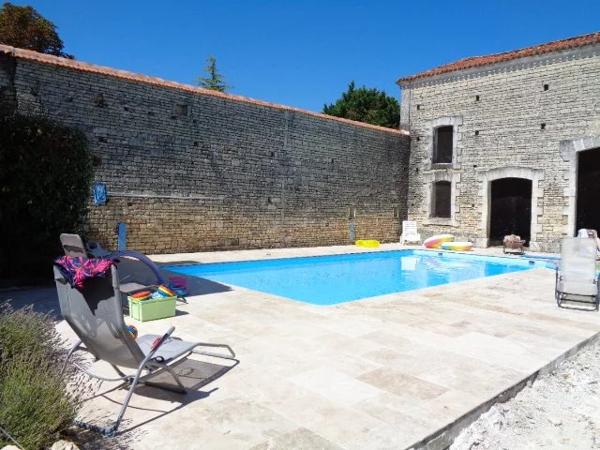 Charmant appartement de caractère d'une chambre avec piscine commune enterrée