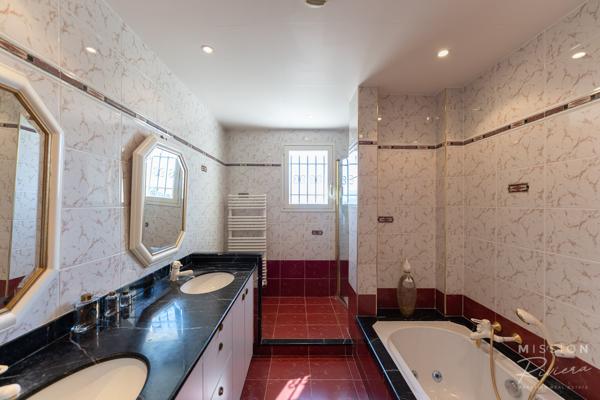 Nice (06200) Villa de 6 chambres dans les collines de Fabron, à Nice, avec piscine, garage et annexe