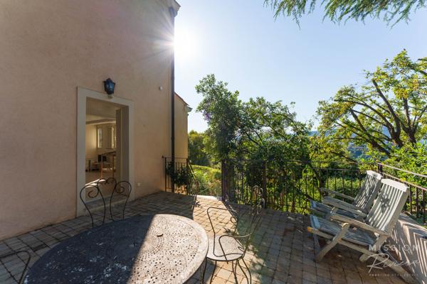 Nice (06200) Villa de 6 chambres dans les collines de Fabron, à Nice, avec piscine, garage et annexe