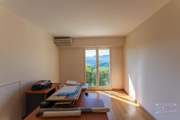 Nice (06200) Villa de 6 chambres dans les collines de Fabron, à Nice, avec piscine, garage et annexe