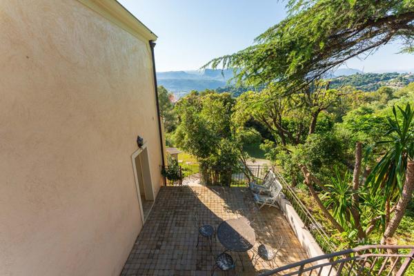 Nice (06200) Villa de 6 chambres dans les collines de Fabron, à Nice, avec piscine, garage et annexe