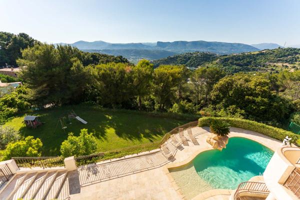 Nice (06200) Villa de 6 chambres dans les collines de Fabron, à Nice, avec piscine, garage et annexe