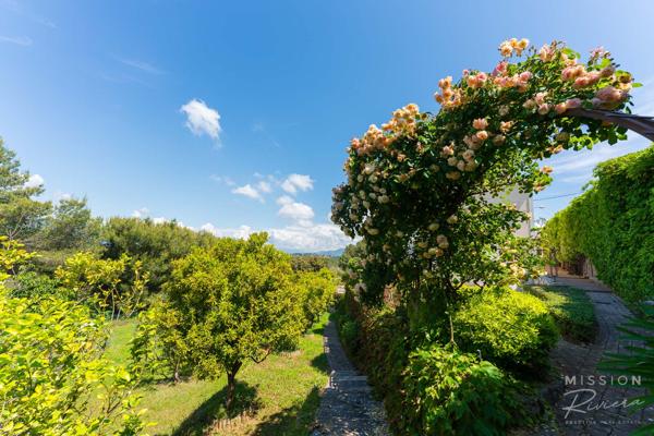 Nice (06200) Villa de 6 chambres dans les collines de Fabron, à Nice, avec piscine, garage et annexe