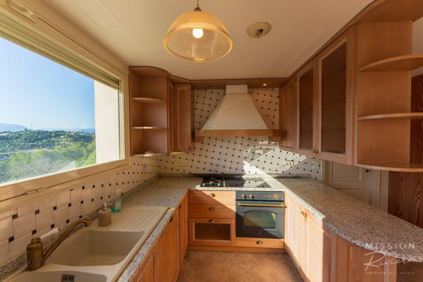 Nice (06200) Villa de 6 chambres dans les collines de Fabron, à Nice, avec piscine, garage et annexe