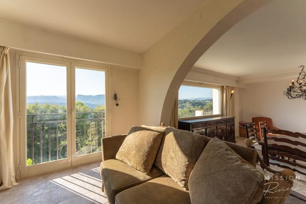 Nice (06200) Villa de 6 chambres dans les collines de Fabron, à Nice, avec piscine, garage et annexe