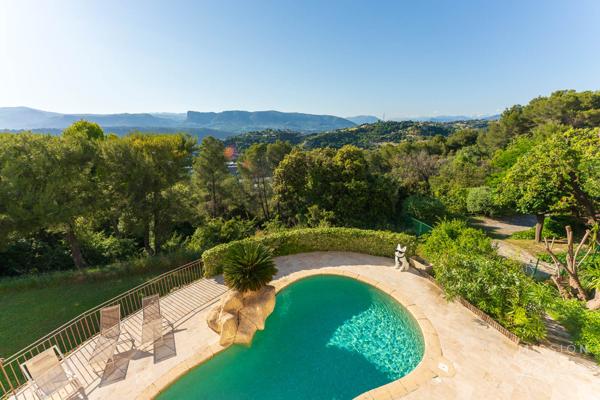 Nice (06200) Villa de 6 chambres dans les collines de Fabron, à Nice, avec piscine, garage et annexe