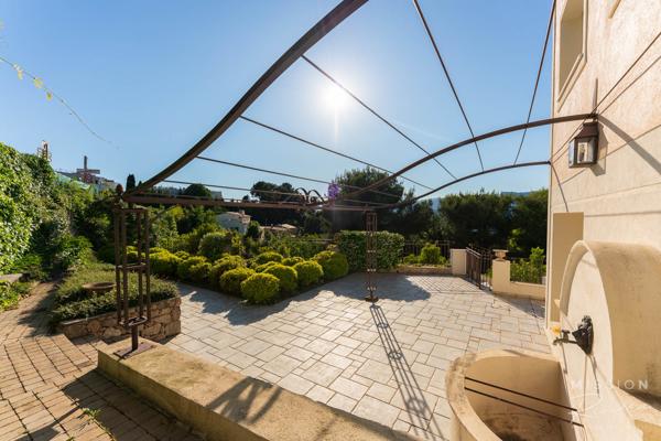 Nice (06200) Villa de 6 chambres dans les collines de Fabron, à Nice, avec piscine, garage et annexe