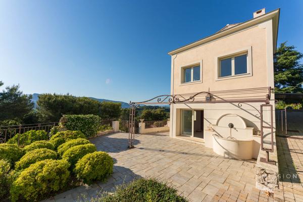 Nice (06200) Villa de 6 chambres dans les collines de Fabron, à Nice, avec piscine, garage et annexe