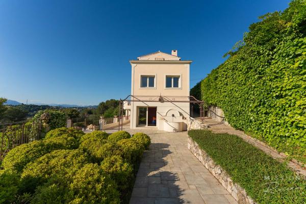 Nice (06200) Villa de 6 chambres dans les collines de Fabron, à Nice, avec piscine, garage et annexe